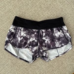 Lululemon Speed Up Shorts - Grey Floral Print
